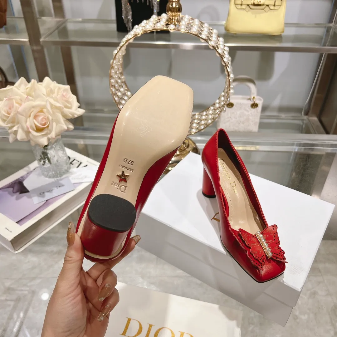 👟👟Ex-factory price 560👟👟 2024 early spring new style ◼️Dior ◼️Dior spring and summer latest fashion show haute couture series sandals Bow Mary Jane ——— Ldylle retro Roman style doll women's sandals CD pearl five metal buckle bow low-heeled women's single shoes Original development top high-end version Material: imported cow patent leather upper + water-dyed sheepskin lining + original molded pearl buckle + Italian genuine leather outsole Size: 34-40 (34.40. Customization is non-refundable and non-exchangeable) Heel height: 4.5cm 8.5cm
